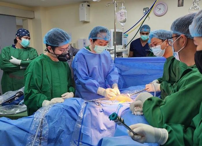 Bác sĩ Nguyễn Phú Hữu đang hướng dẫn đặt các trocar cho các bác sĩ Philippines. (Ảnh: Bệnh viện cung cấp)