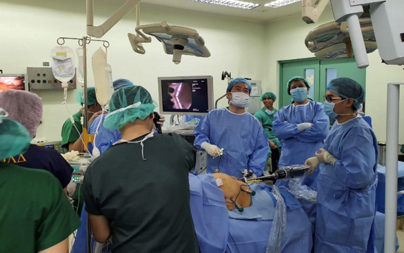Bác sĩ Việt Nam hỗ trợ kỹ thuật mổ robot cho bác sĩ Philippines
